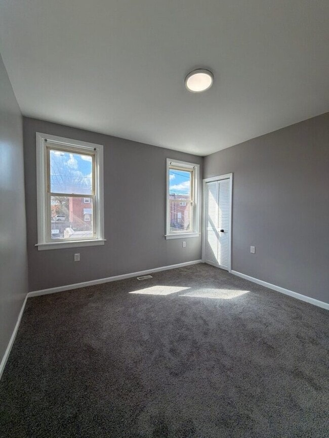 Building Photo - 3 bedrooms with parking