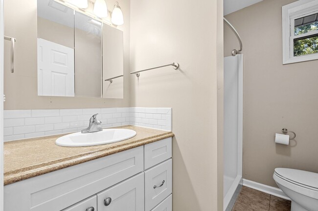 Building Photo - 2 Bedroom 2 Bath Brick Home Nestled In Gre...