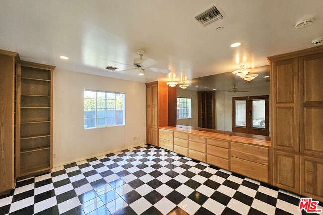 Building Photo - 302 N Griffith Park Dr