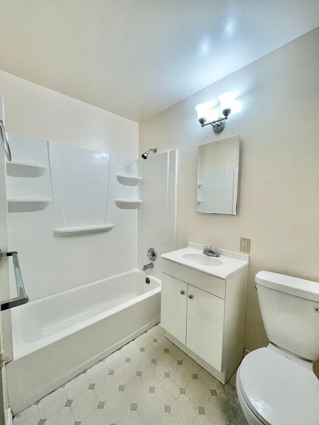 Building Photo - 993-995Butte