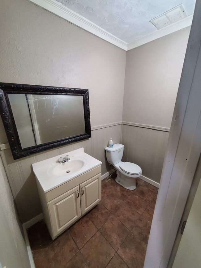 Building Photo - Large Single Family House Available Soon 3 Bed 1.5 Bath close to 490