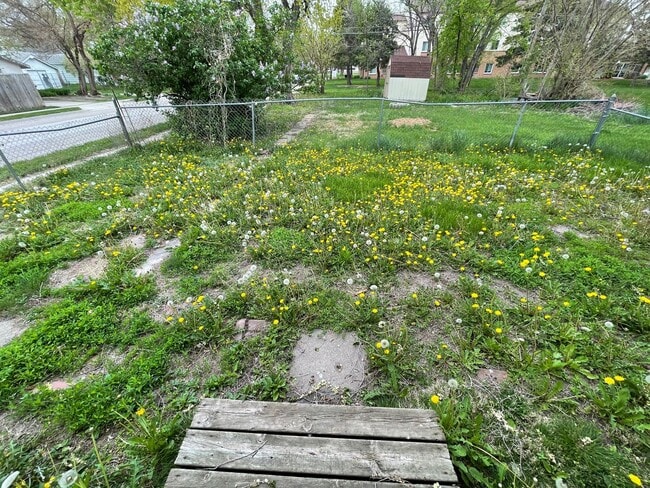 Building Photo - Updated 1-Bedroom with Private Fenced Yard...