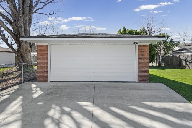 Building Photo - 22055 Elmwood Ave