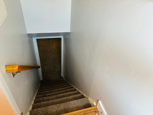 Building Photo - 4+ bedroom, 2 bath with Hot Tub, Fenced Yard and Garage