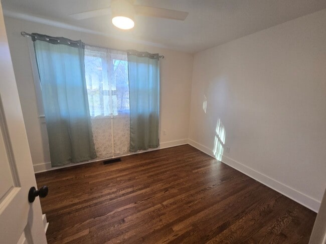 Building Photo - Fully remodeled 3br/2.5ba in Holston Hills