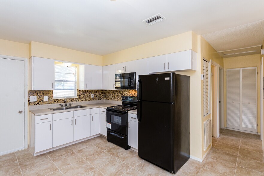 Building Photo - 2239 Bryan St