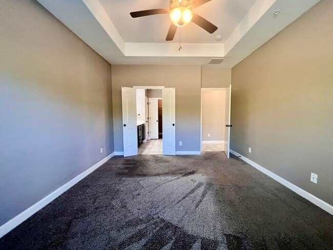 Building Photo - (COMING SOON!) 3bed/2bath Townhome w/Garag...