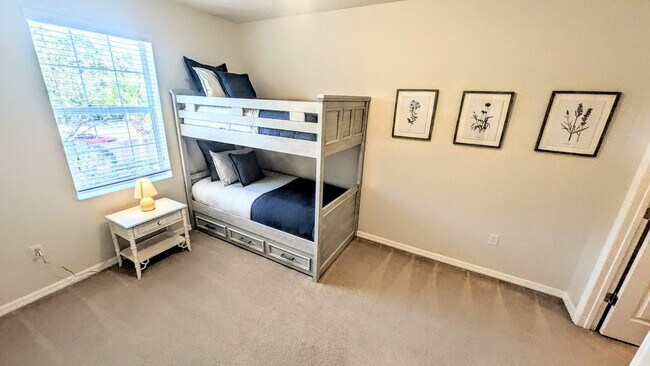 Building Photo - Seasonal/short term/annual  3/3 spacious townhouse with water view off University PKWY