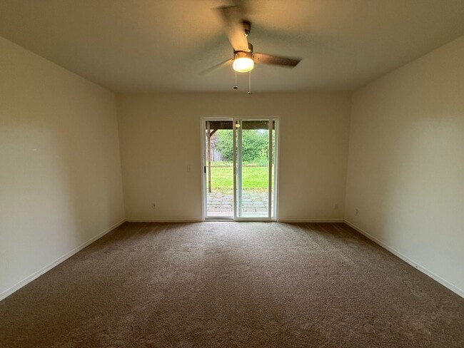 Building Photo - Beautiful Split-Entry 4 Bed 3 Bath Home Fully Fenced Yard