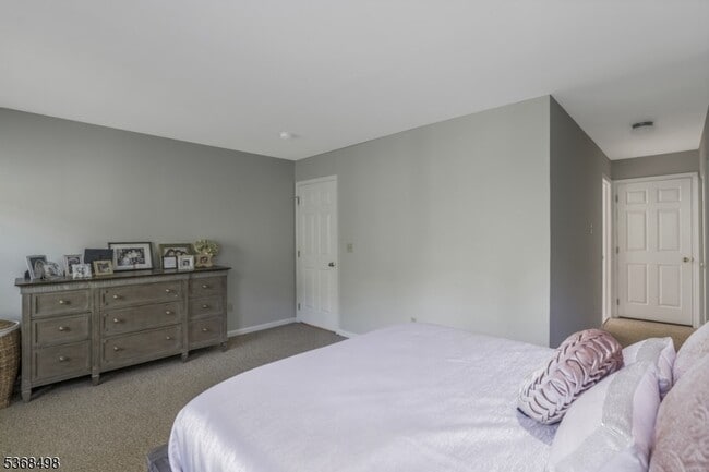 Building Photo - 11 Oak Knoll Ln