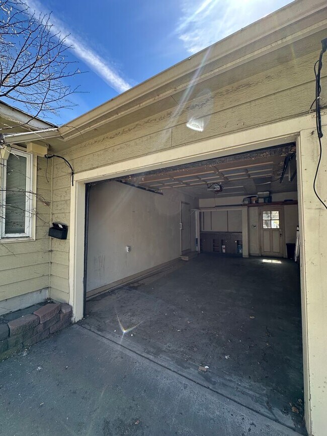 Building Photo - 245 NW Tumalo Ave