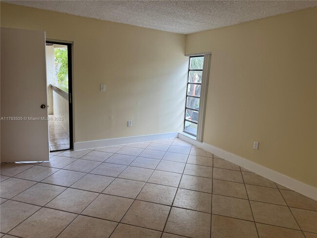 Building Photo - 9040 SW 125th Ave