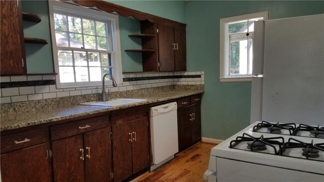 Kitchen with dishwasher and gas cooking - 802 S Candler St