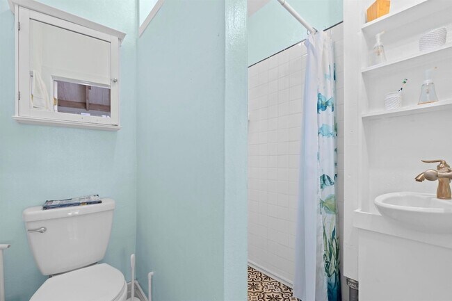 Building Photo - 430 N Ocean Breeze
