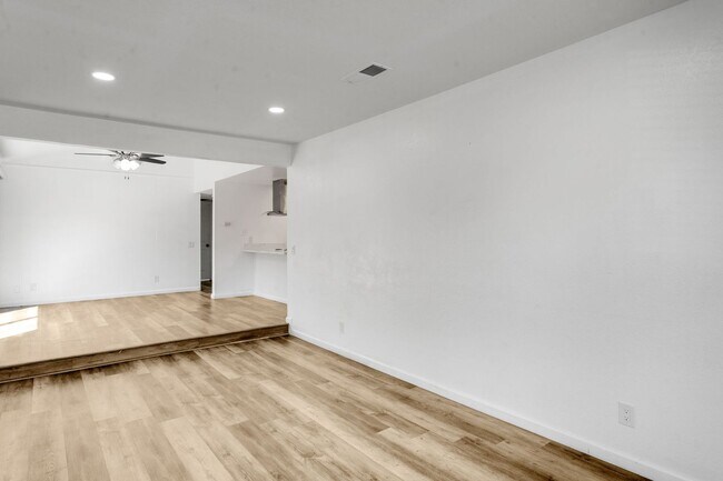 Building Photo - Updated Orangevale Duplex with Private Yard and Garage!