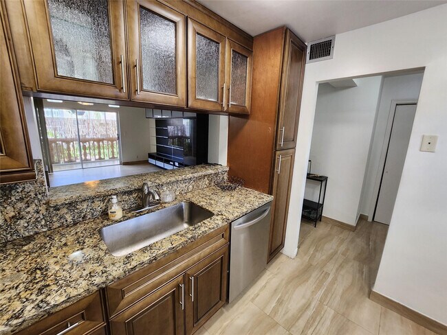 Building Photo - 219 NE 14th Ave