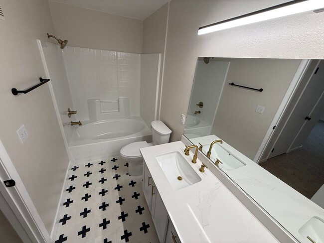 Building Photo - RENOVATED 2BD/2BA NEAR STRIP!