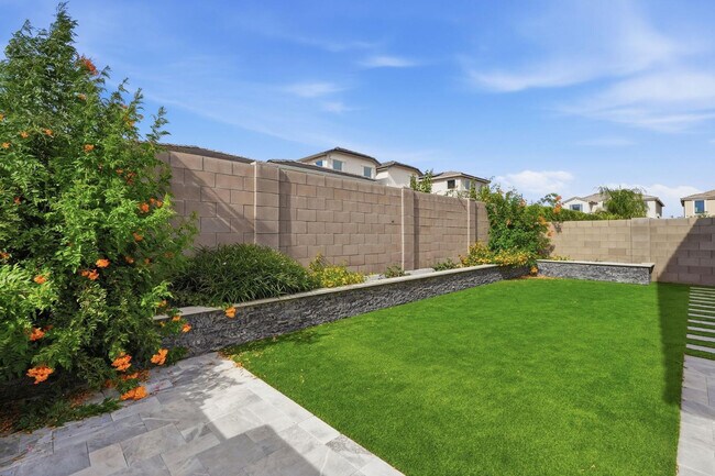 Building Photo - 5028 E Shady Glen Ave