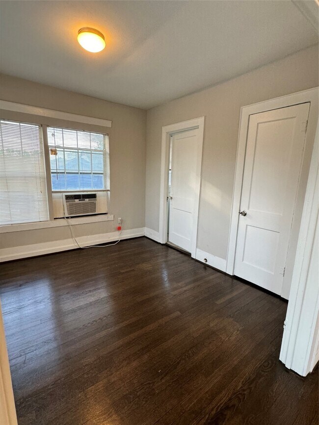 Building Photo - 903 Oakhurst St