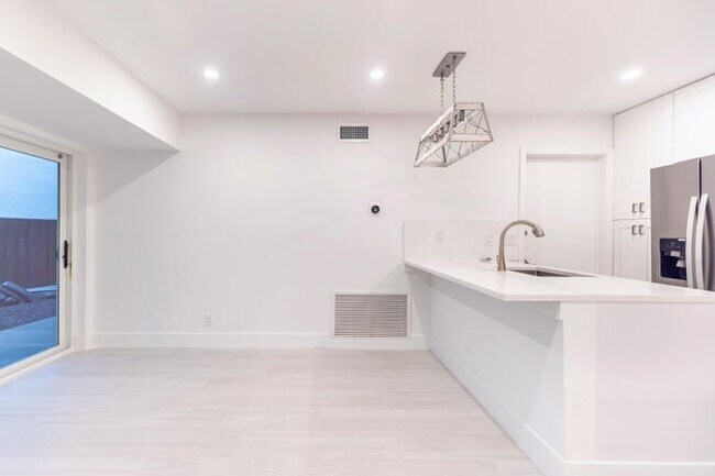 Building Photo - 7860 Stanway Pl