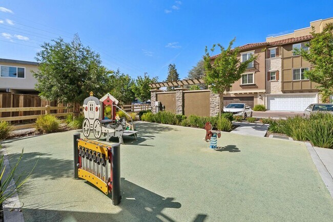 Building Photo - Modern 2021 Townhome | 3BD | EV Charger | Near Google & Downtown Mountain View