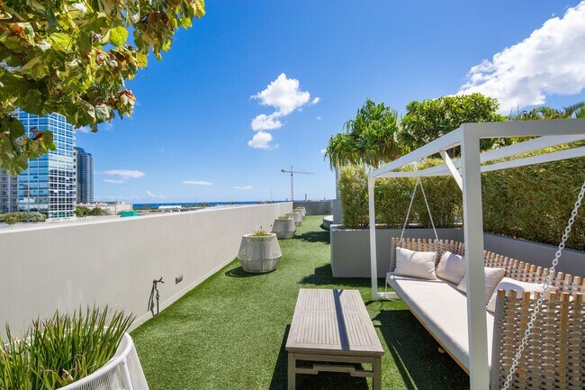 Building Photo - Fully Furnished Luxury Kakaako Living at Symphony 2 Bed, 2 Bath, 2 Parking