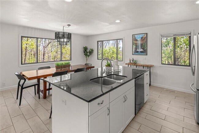 Building Photo - 2 Southport Ln