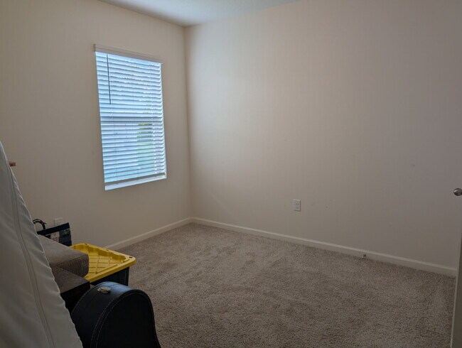 Building Photo - Modern 4-Bedroom Home with Large Backyard ...