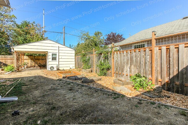Building Photo - 5527 SE 71st Ave