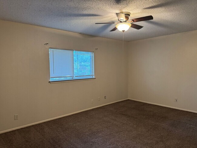 Building Photo - 8251 Sunshine Trail Dr