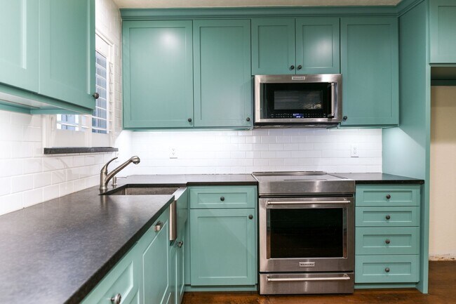Building Photo - 4406-4410 Granbury TriPlex