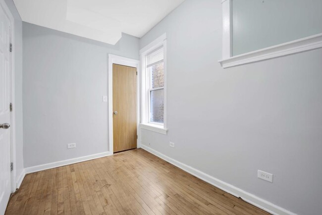 Building Photo - 2 bedroom in Chicago IL 60624