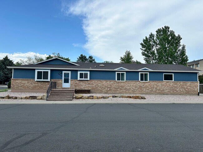 Building Photo - Spacious 3BR Duplex w/ Garage, Workshop, L...