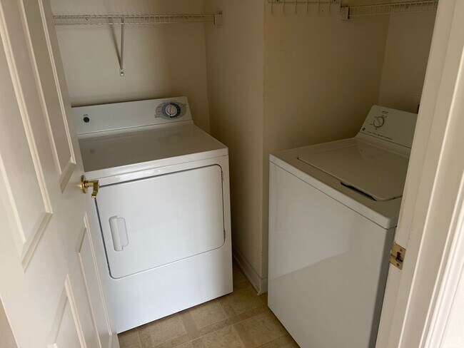 Building Photo - Gorgeous 3 Bedroom townhome in Carolina Fo...