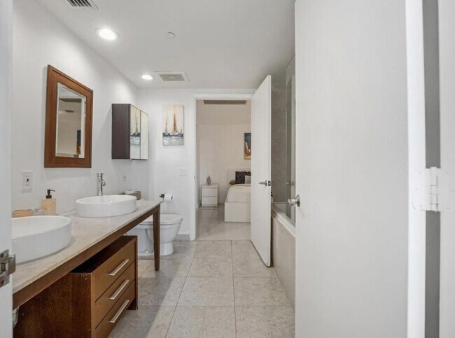 Building Photo - 481 Brickell Ave