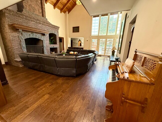 Building Photo - 533 Sierra Madre Ave