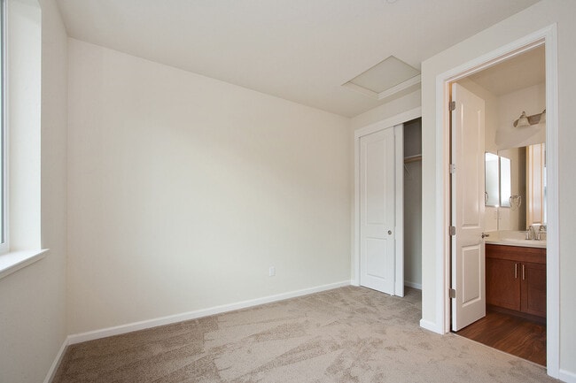 Building Photo - New and modern 2 bedroom townhome just ste...