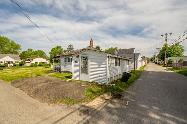 Building Photo - Beautiful 1 bedroom home with BONUS room in Natrona Heights available April 1!