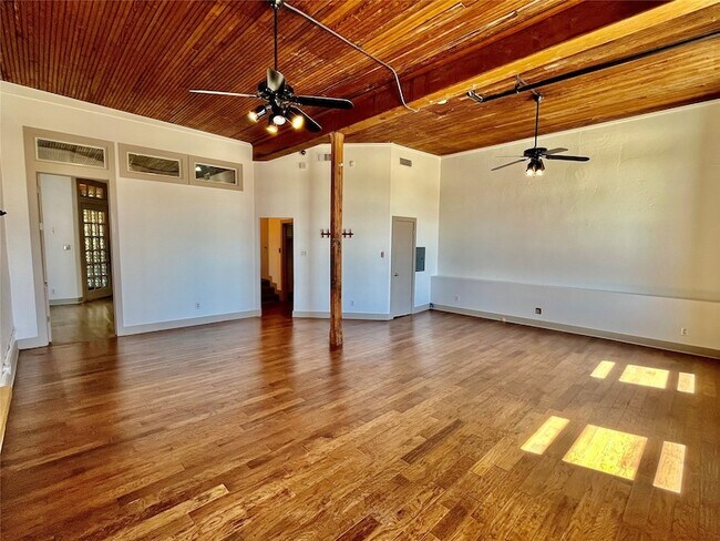 Building Photo - 117 S Elm St