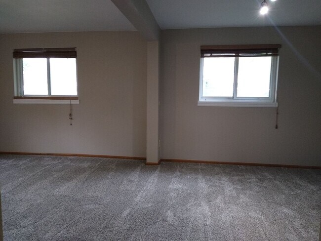 Building Photo - Stunning 4 bedroom 2 bath Virginia Village...