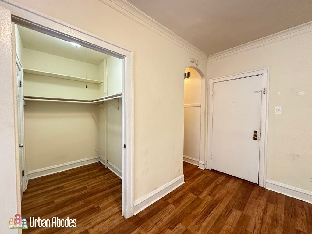 Building Photo - 2530 N Sawyer Ave