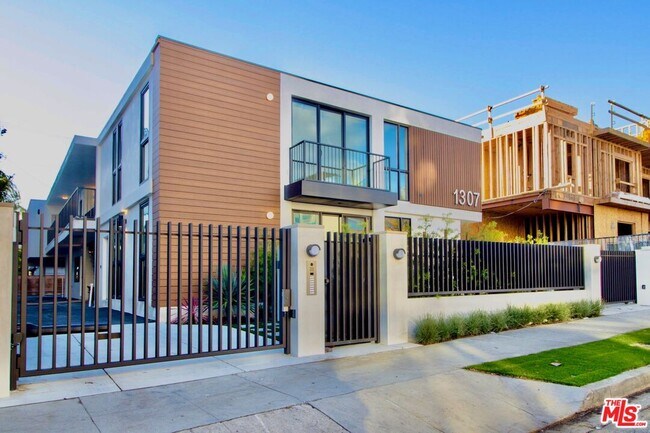 Building Photo - 1307 Tamarind Ave
