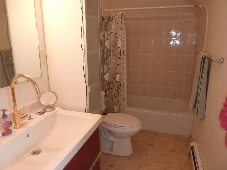 Building Photo - 749 S Millvale Ave