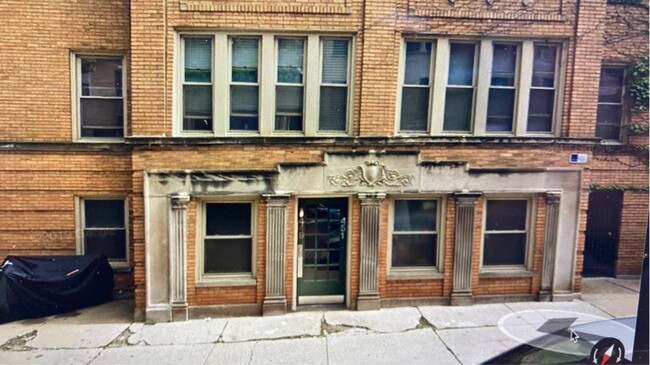 Primary Photo - 451 W St James Pl