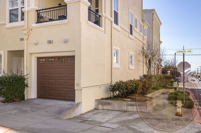 Building Photo - Sunset - 3 BR, 3.5 BA Townhouse 2,225 Sq. ...