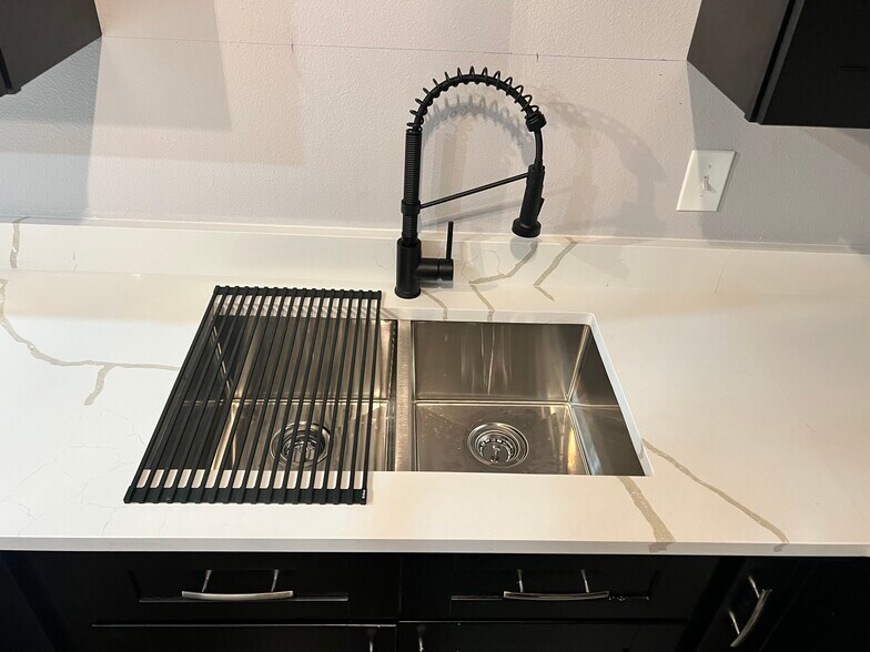 Building Photo - 1302 Windsor St