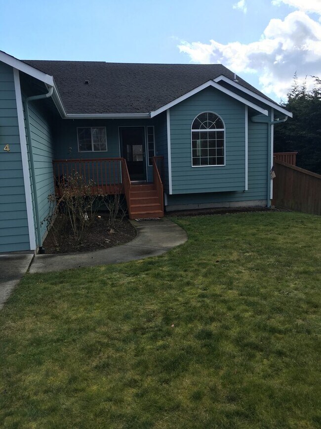 Building Photo - ***PENDING APPLICATIONS***Large 4 bedroom house that is Pet Friendly!