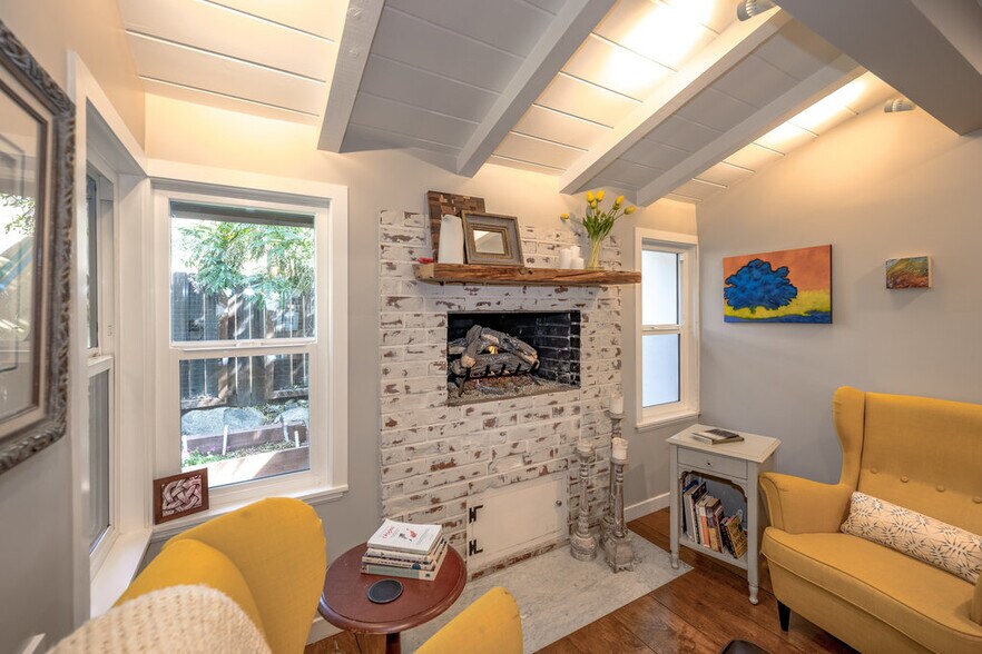 Building Photo - 2152 Grand Oaks Ave