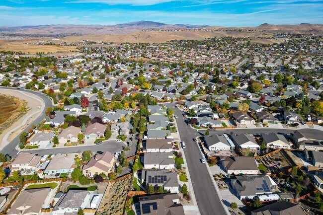 Building Photo - FULLY FURNISHED home available now.