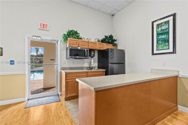 Building Photo - 7464 Pinewalk Dr S